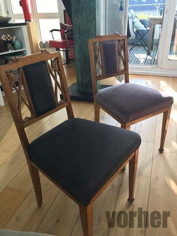 Zwei antike Holzstühle mit dunkelgrauen und violetten Sitzen.