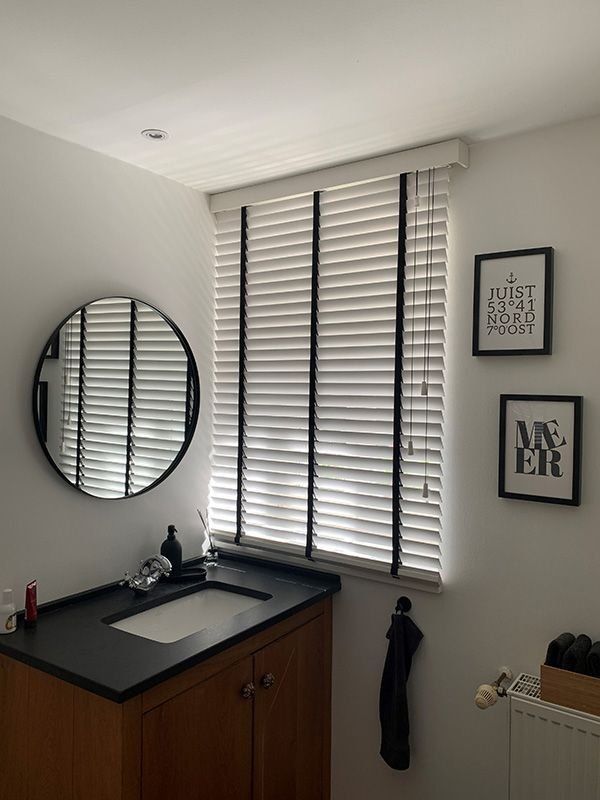 Jasno Shutters & Blinds
Leiterband im Kontrast zum Blinds