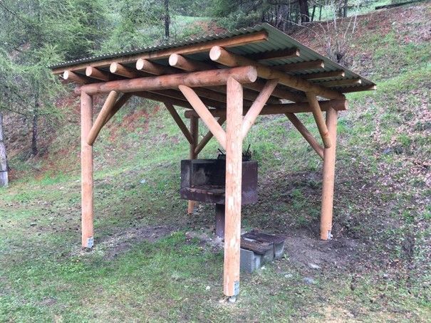 Une structure en bois au milieu d'une forêt