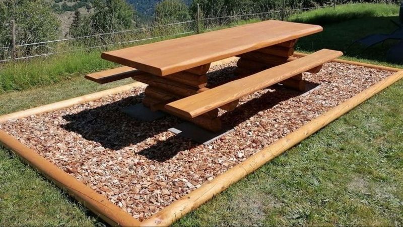 Une table de pique-nique en bois