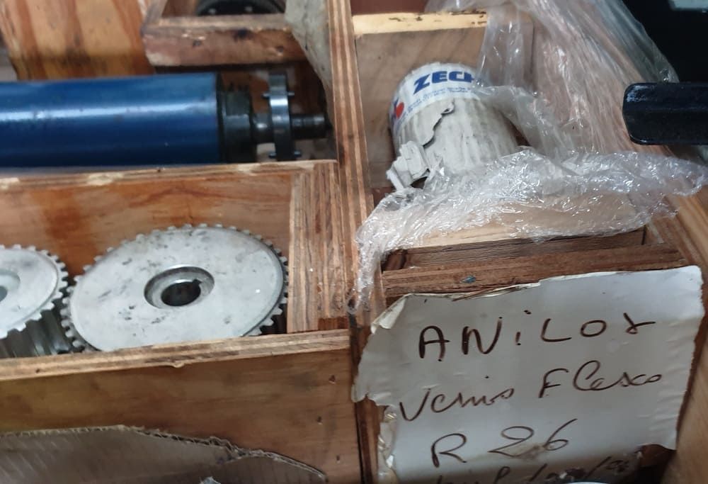 Boites en bois avec pignons et pièces pour machine d'impression