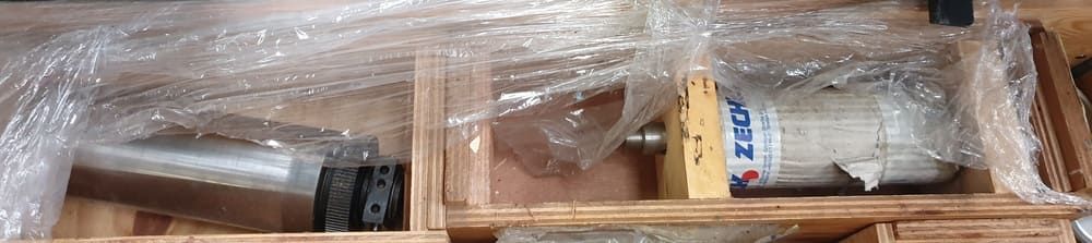 Pièces détachées dans des boites en bois avec cellophane 