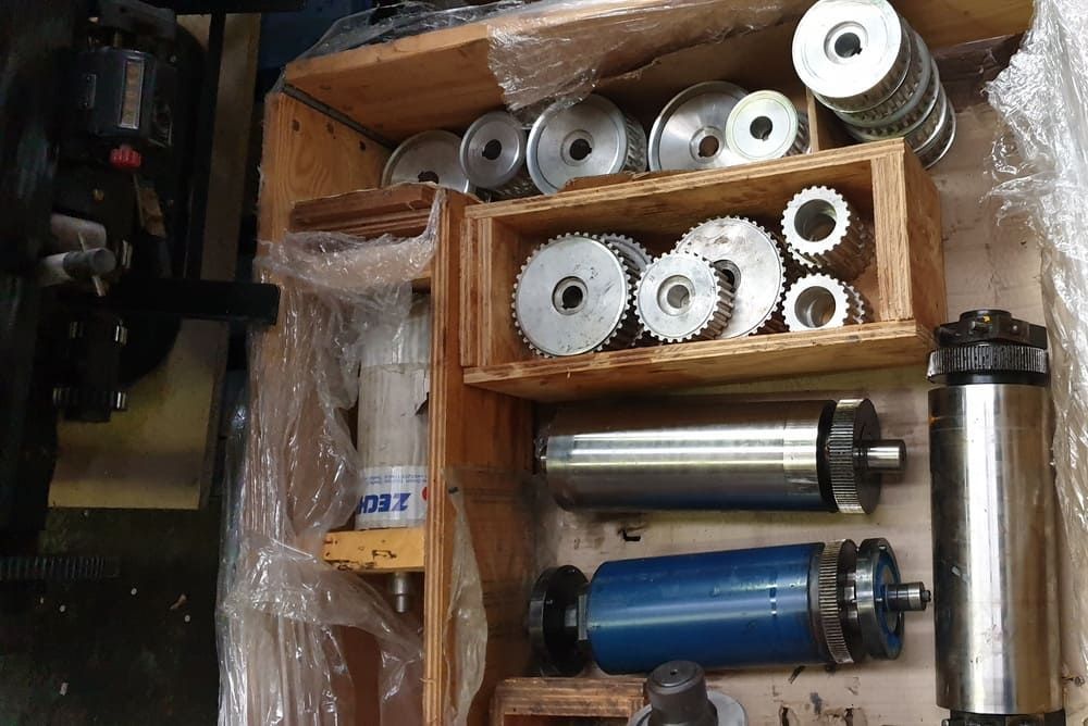 Pignons et rouleaux pour machines d'impression dans une boite en bois.