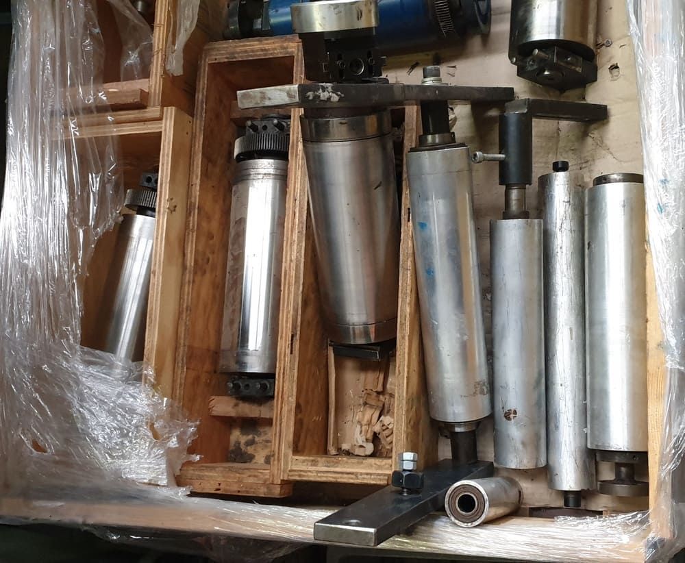 Rouleaux argentés dans une boite en bois