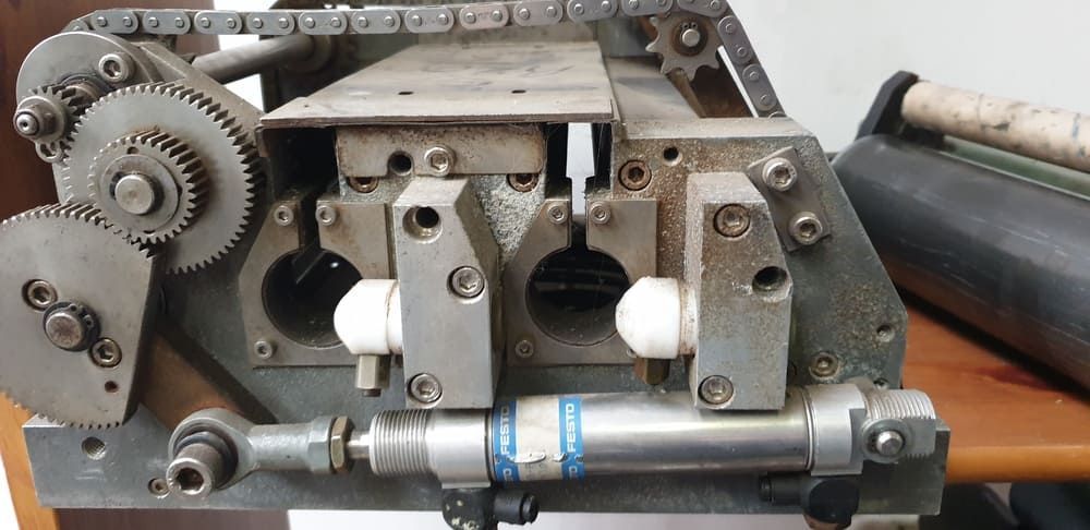 Machine d'impression vue de près avec pignons et chaîne
