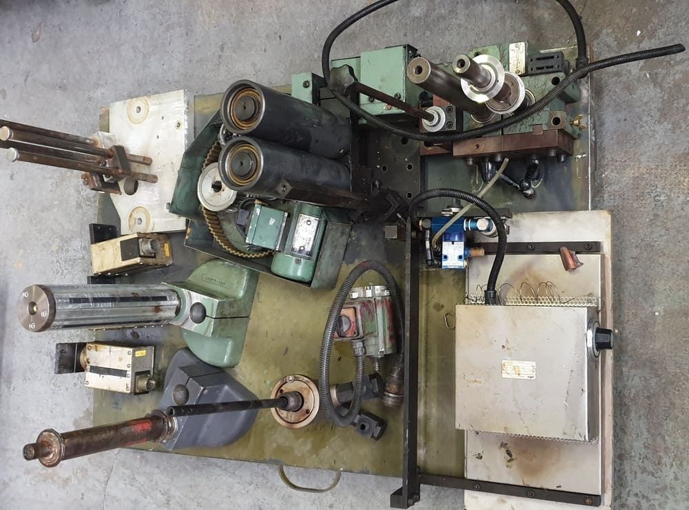 Pièces détachées complexes vu du dessus pour machine industrielle