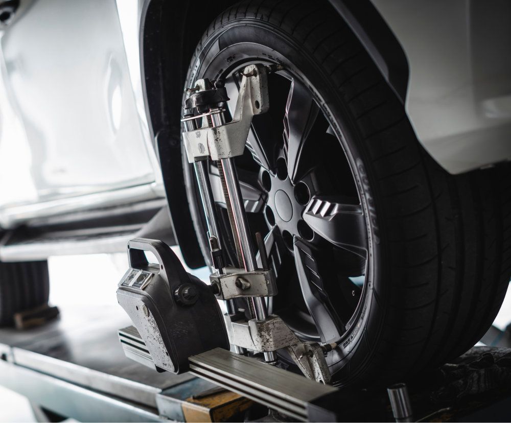 Pyöränsuuntauslaite mittaa autonrengasta autotallissa