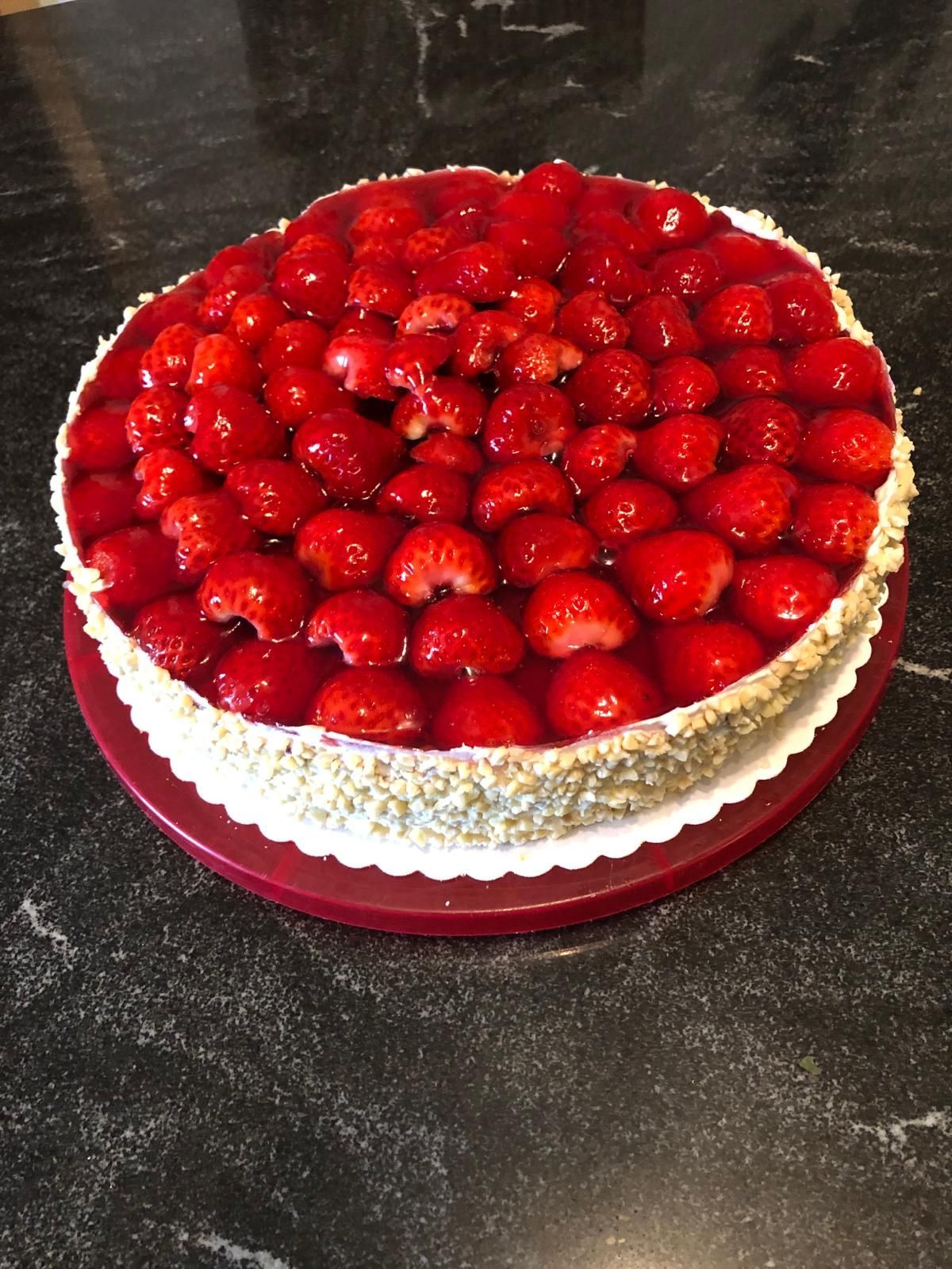 Frisch gebackene Torten und Kuchen