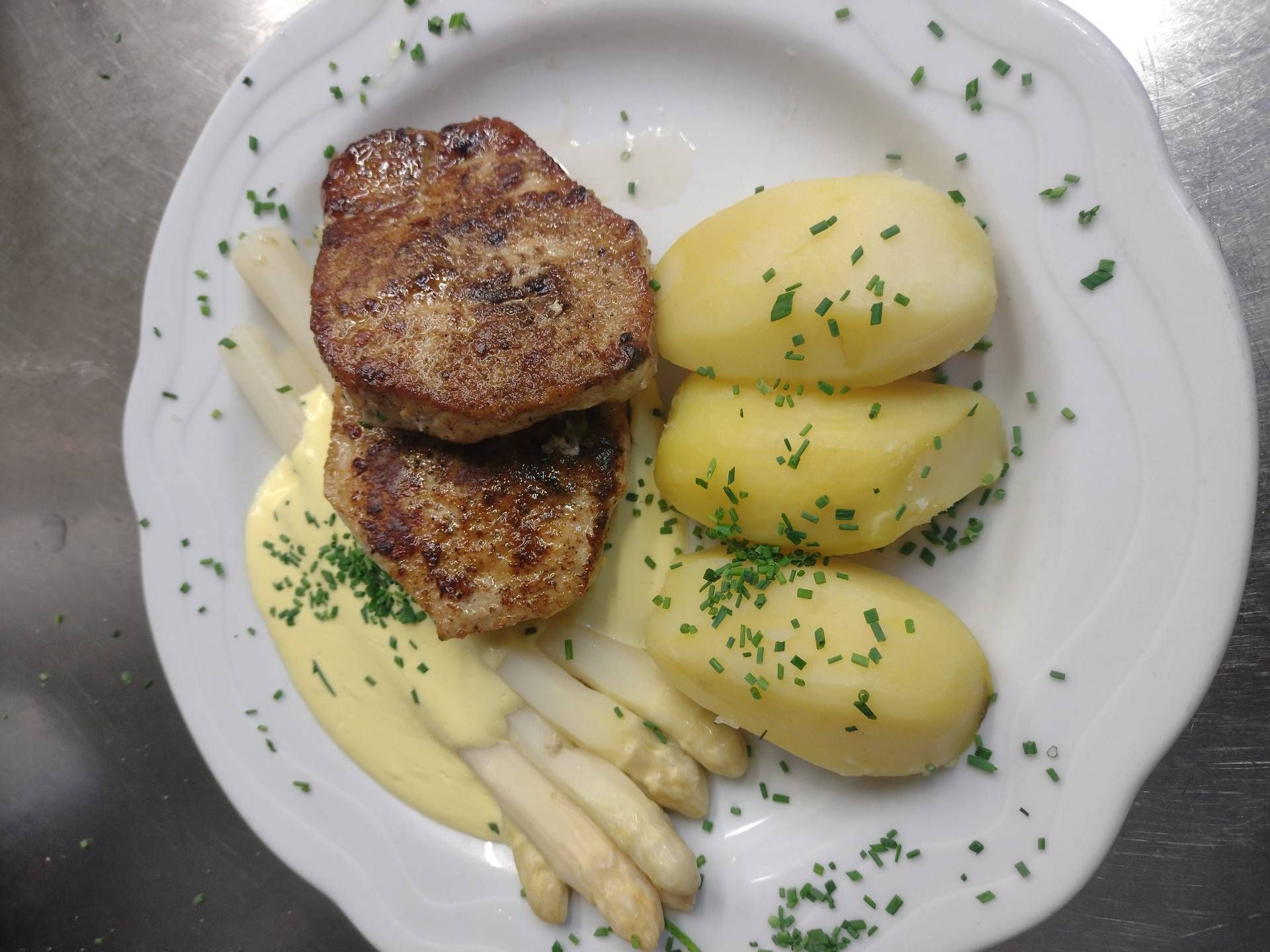 Salzkartoffeln mit Fleisch und Spargel mit Sauce Hollandaise