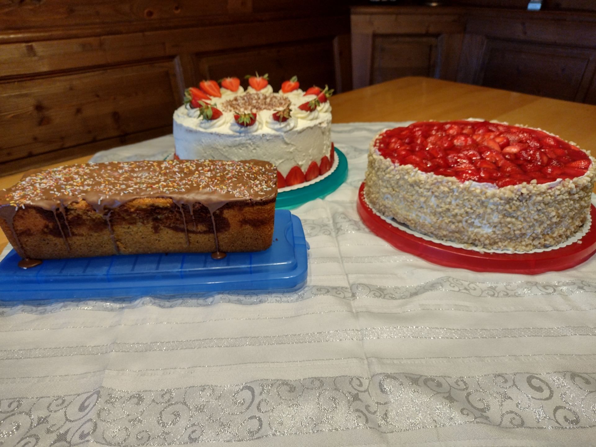 Drei leckere, hausgemachte Kuchen und Torten