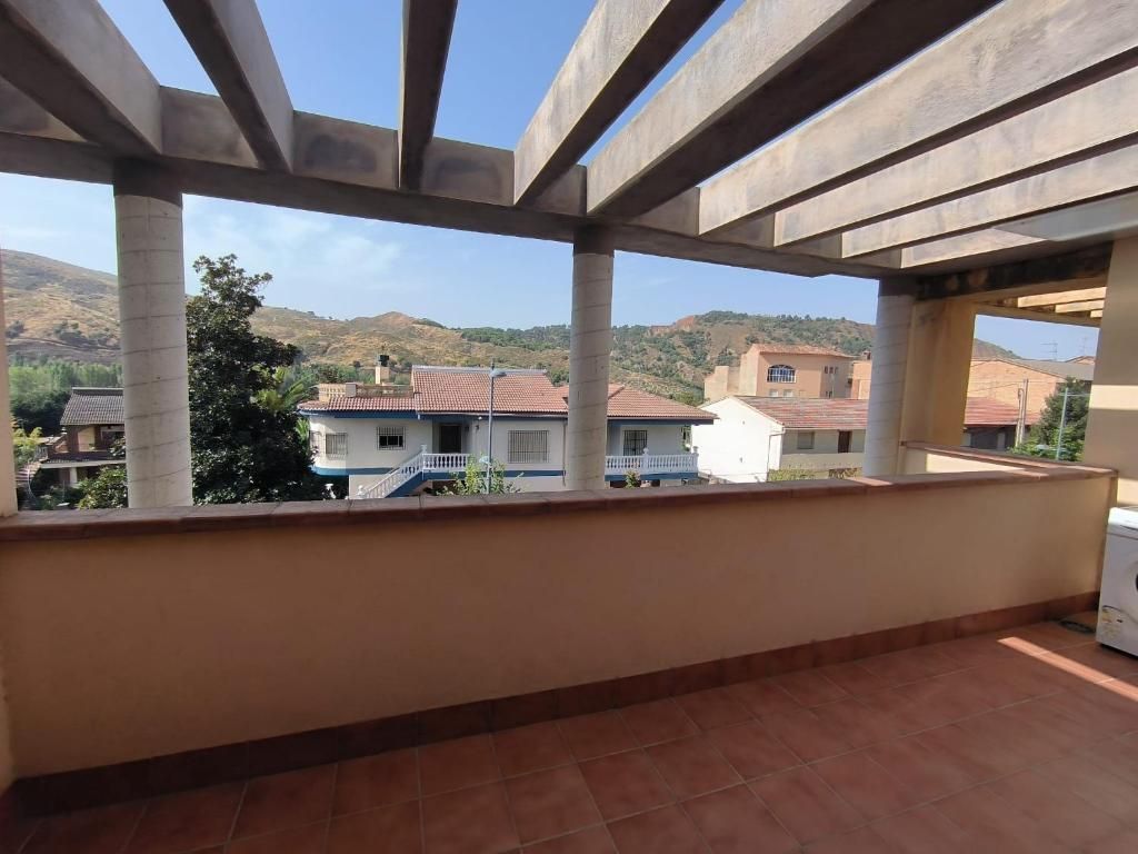 Un balcón con vista a las casas y las montañas.