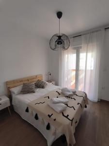 Hay una cama grande en el medio de la habitación.