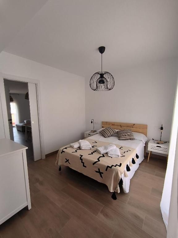 Un dormitorio con una cama grande y una cómoda.