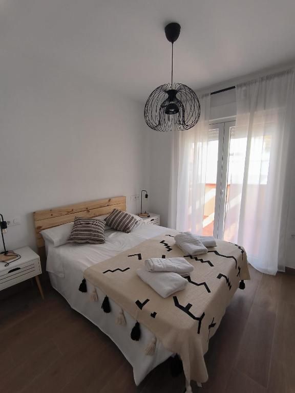 Un dormitorio con una cama grande y un ventilador de techo.