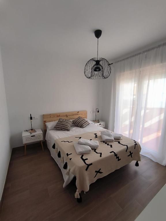 Un dormitorio con una cama grande y una ventana.