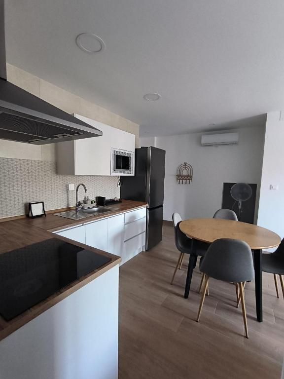 Una cocina con una mesa y sillas.