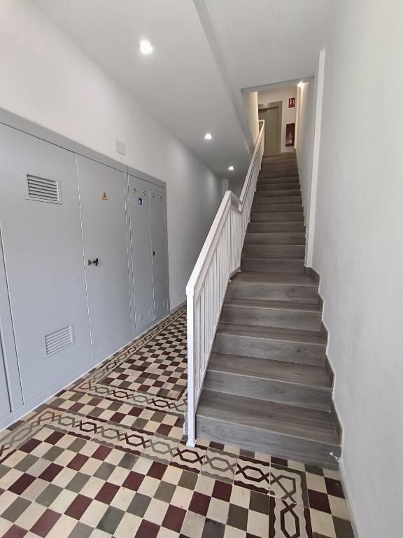 Un pasillo con escaleras que conducen al segundo piso de un edificio.