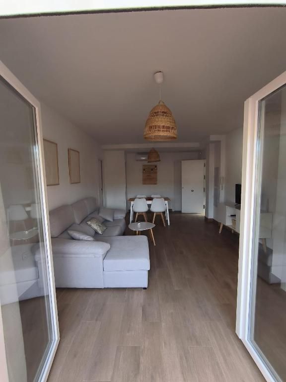 Una sala de estar con un sofá y una mesa