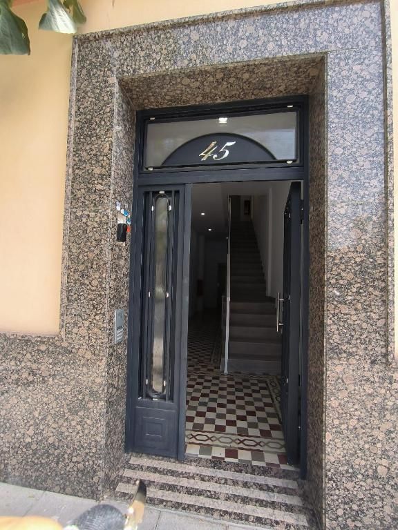 Una puerta con el número 45