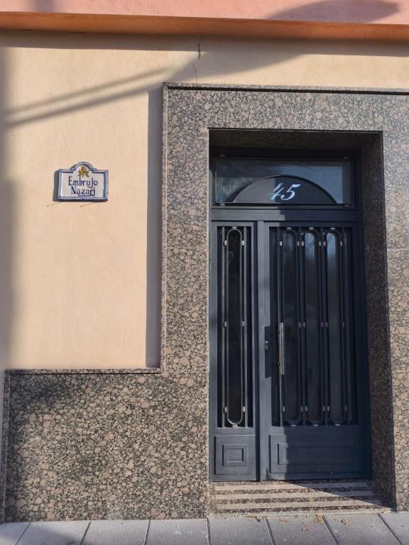 Una puerta con el número 45