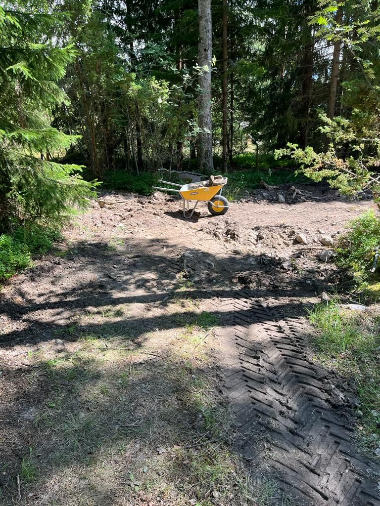 Hoidamme mökin pihan kuntoon, tyhjennämme rännit ja lämmitämme mökin valmiiksi.