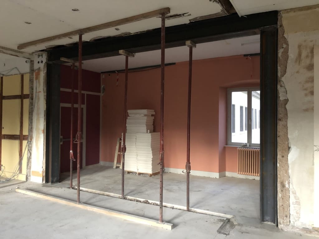 DEMOLITION D'UN MUR PORTEUR DE 5,60 METRES A HILSENHEIM POSE D'UN PORTQUE METAL DE 975 KG