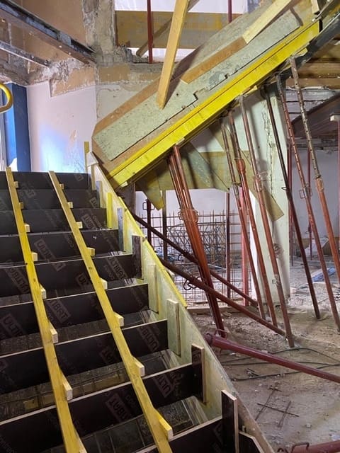 MISE-EN-PLACE-D'UN COFFRAGE POUR UN ESCALIER EN BETON A STRASBOURG