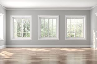 3 quadratische Fenster mit Gitter in weiß