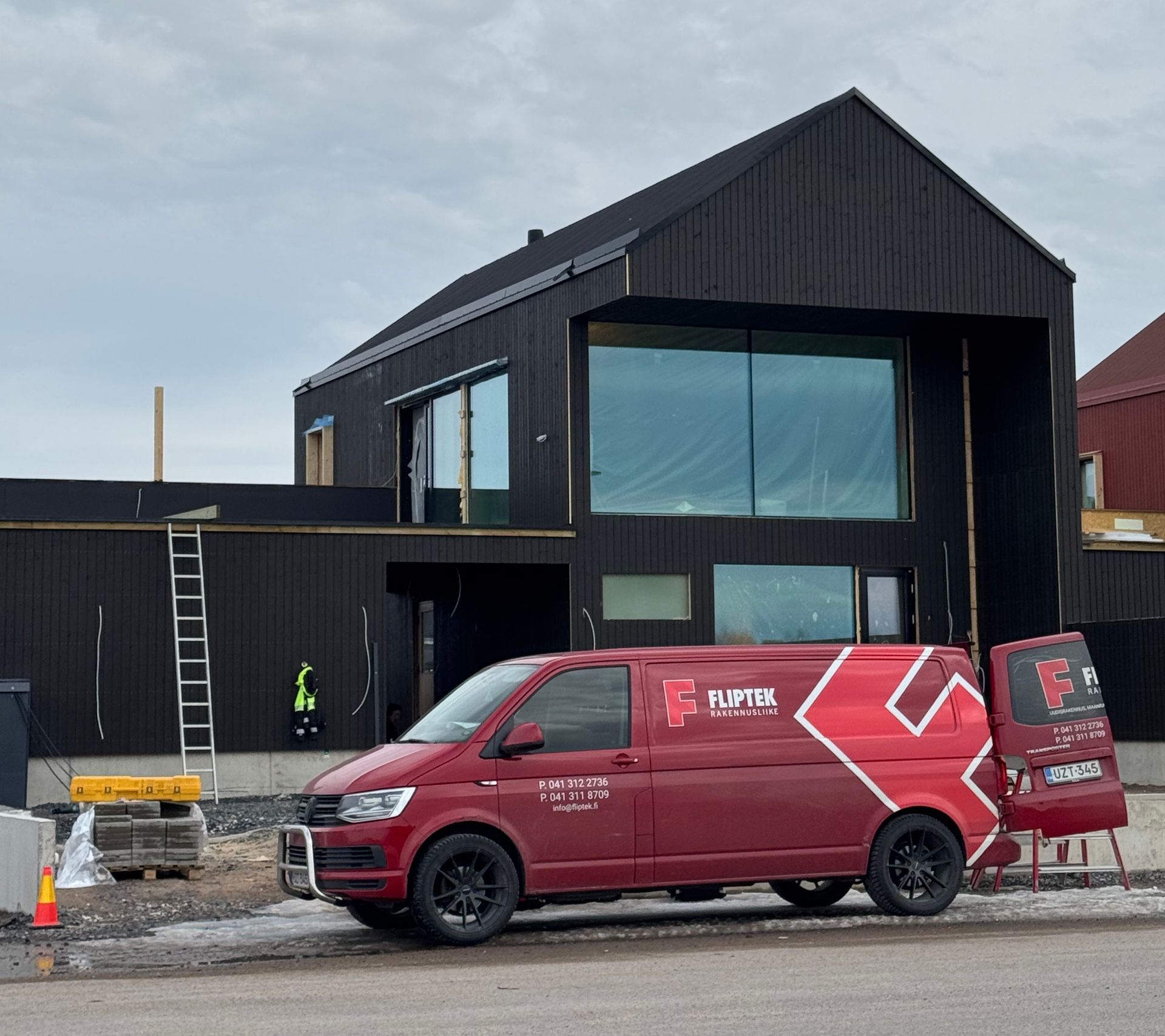 Kunnallistekniikan liittymät Oulu – Kaivuutyöt tontilla Fliptek Oy.