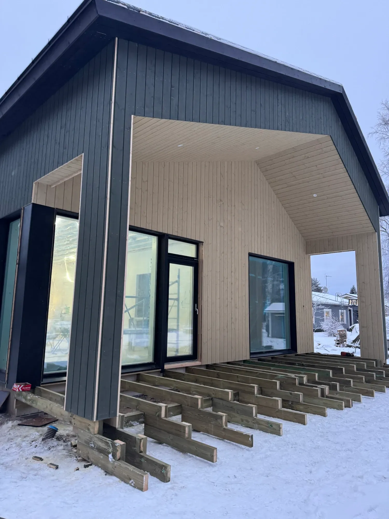Tontin raivaus Oulu – Puiden kaato ja kantojen poisto Fliptek Oy.