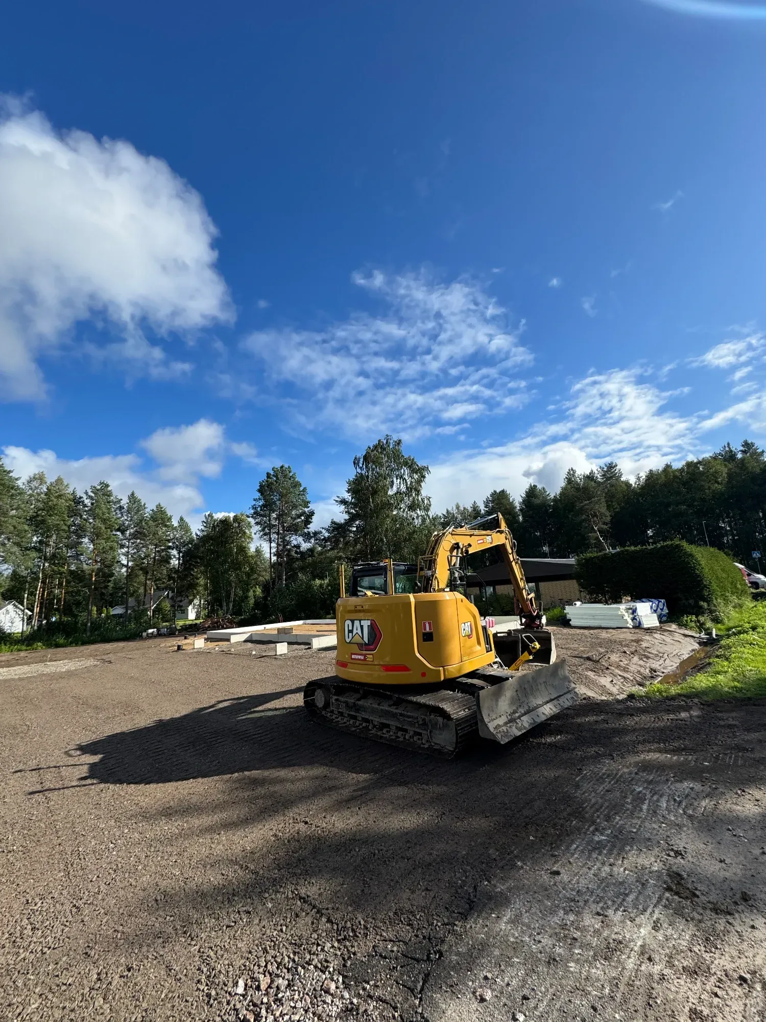 Sisäremontti Oulu – Seinien maalaus ja lattian asennus Fliptek Oy.