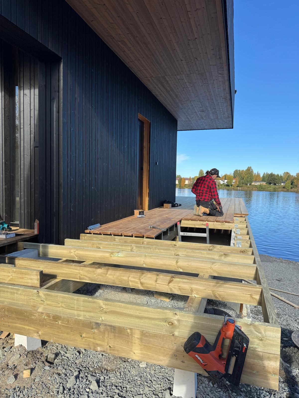Pihamaat ja tiet Oulu – Tontin muotoilu ja ajotien pohjat Fliptek Oy.