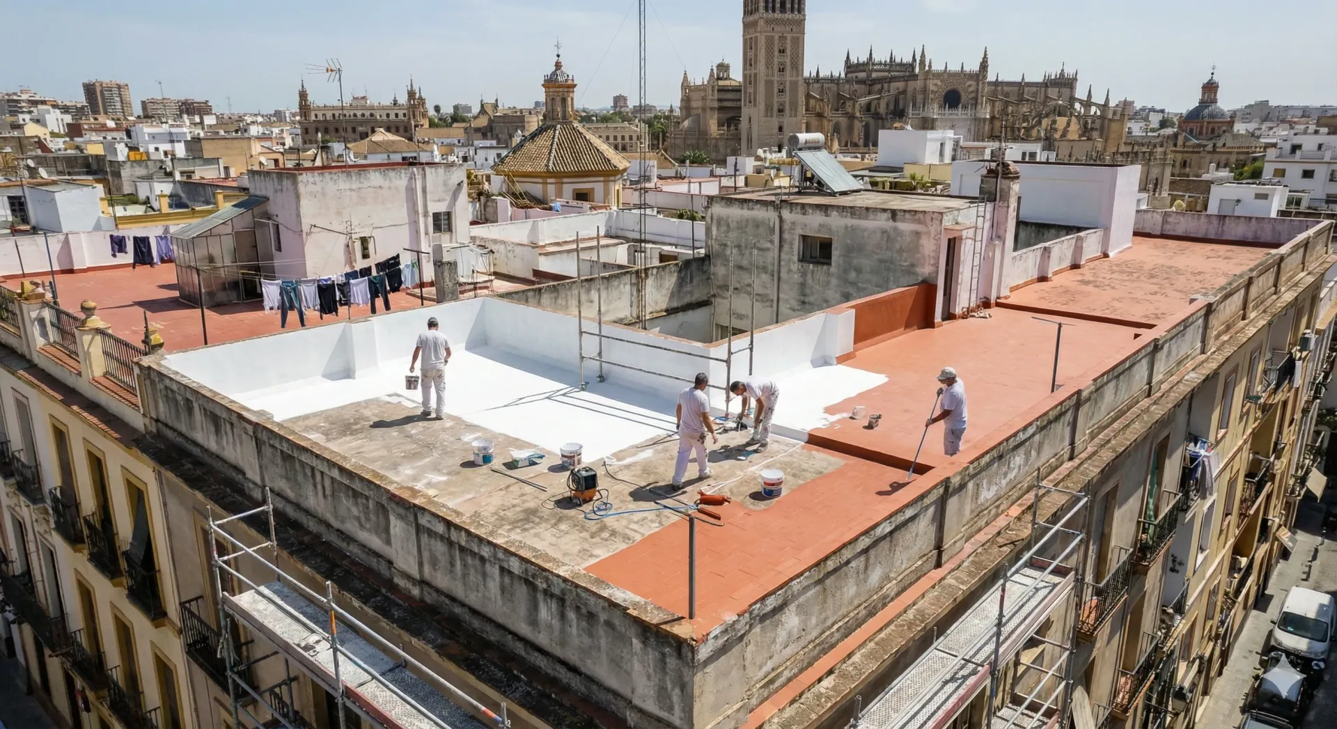 Pintores pintando azoteas en sevilla capital de impermebialización.