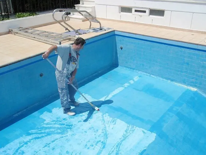 pintor pintando una piscina de azul en sevilla