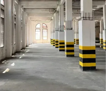 parking pintado de balnco con rayas negras y amarillas en sevilla