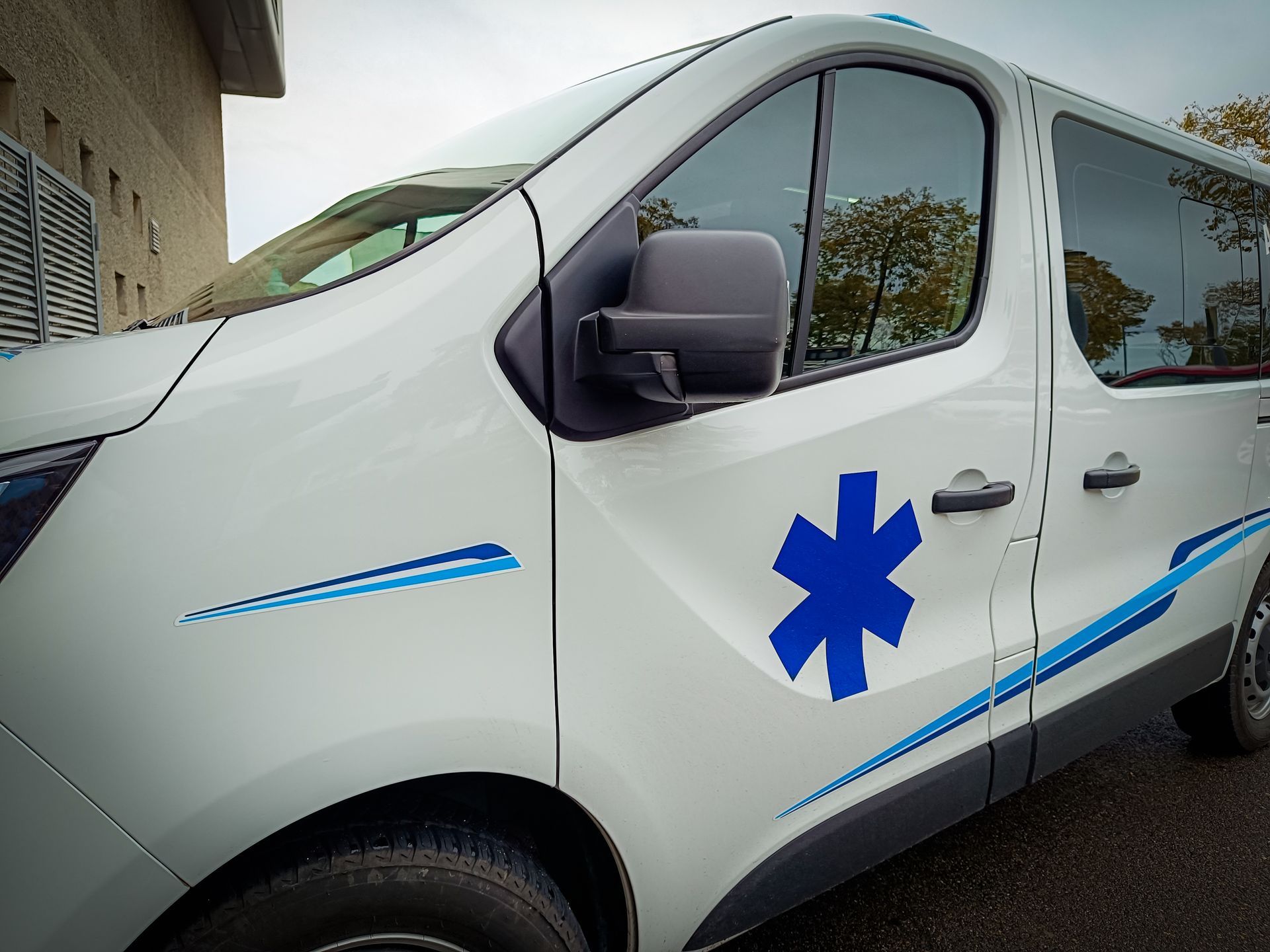 Ambulance blanche avec un logo.