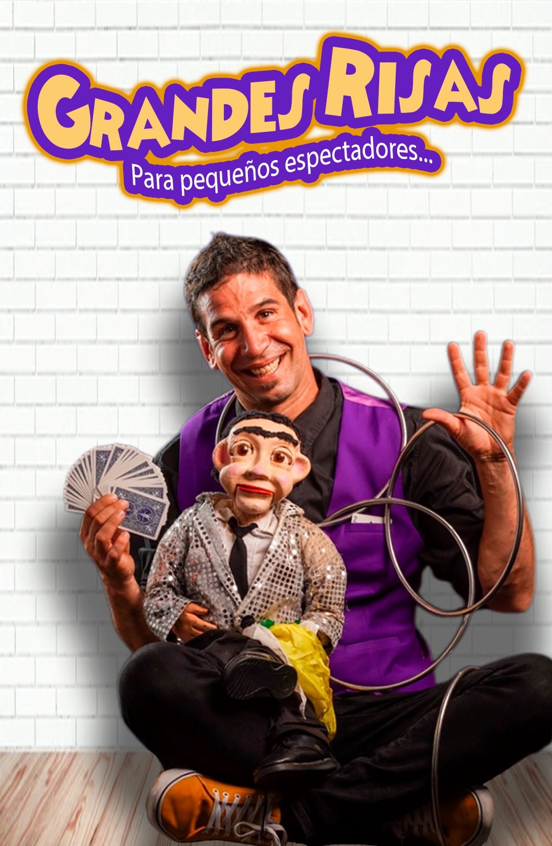 Un hombre está sentado en el suelo sosteniendo una marioneta y un anillo.