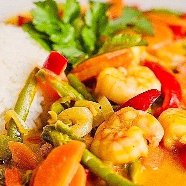 Eine Nahaufnahme von einem Teller mit Essen mit Garnelen und Gemüse