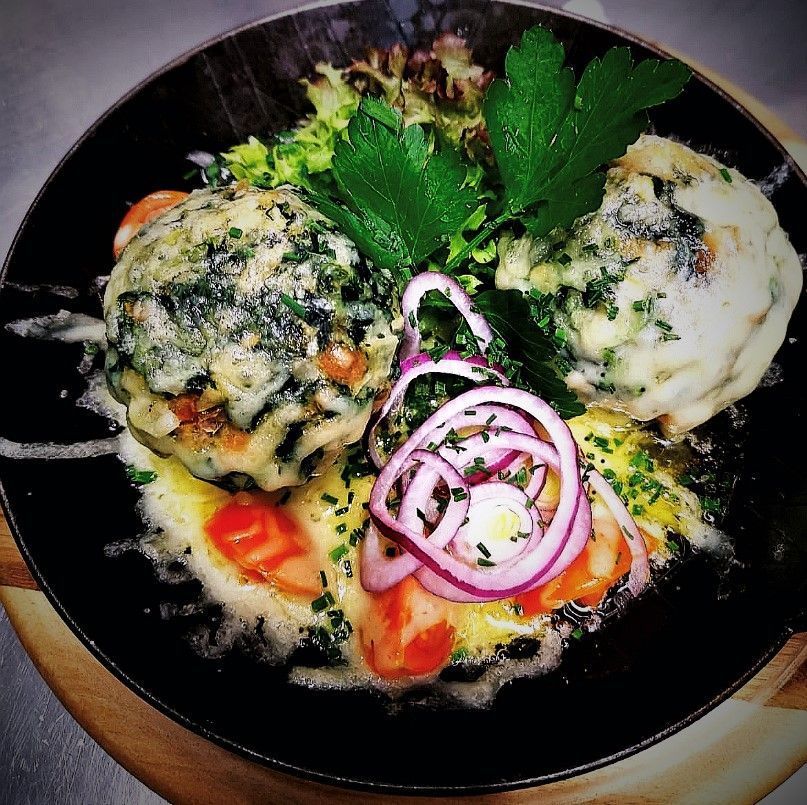 Eine Nahaufnahme von einem Teller mit Essen mit Zwiebeln und Tomaten