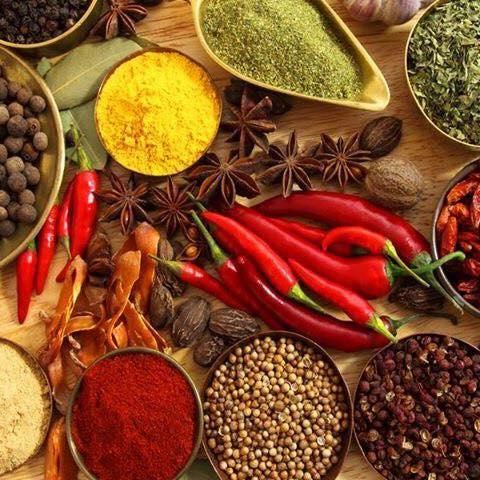 ein Teller mit Garnelen , Bohnen , Karotten und Reis