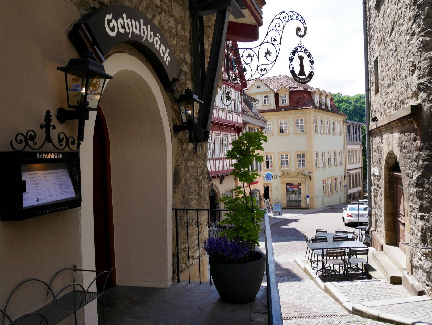 Ein Schild an der Seite eines Gebäudes mit der Aufschrift „Schuhbäck“