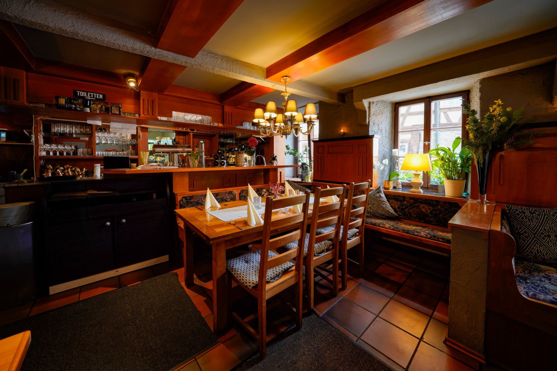 Ein Esszimmer mit einem Tisch und Stühlen