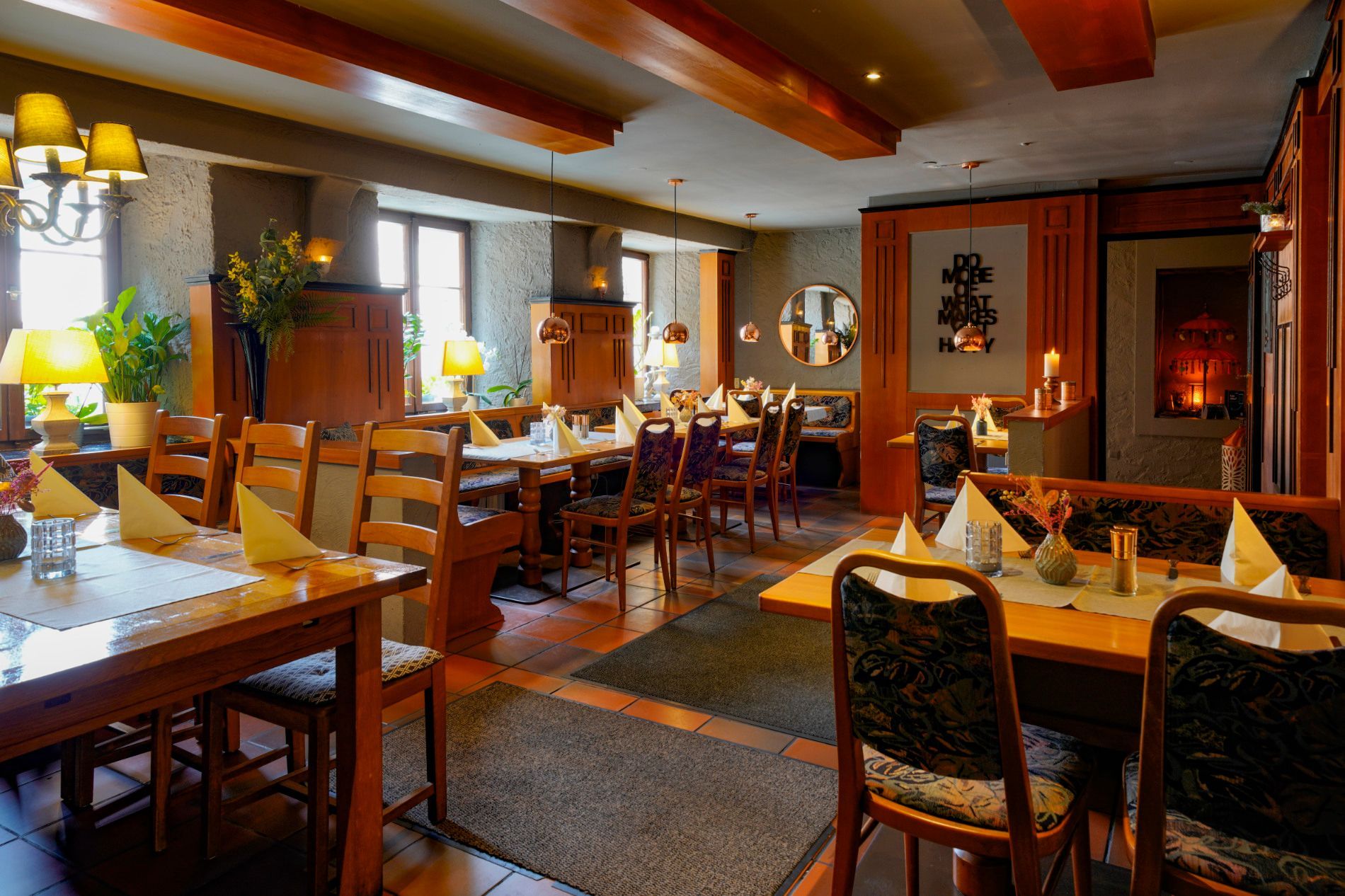 Restaurant Schuhbäck mit Tischen und Stühlen und einem Kamin