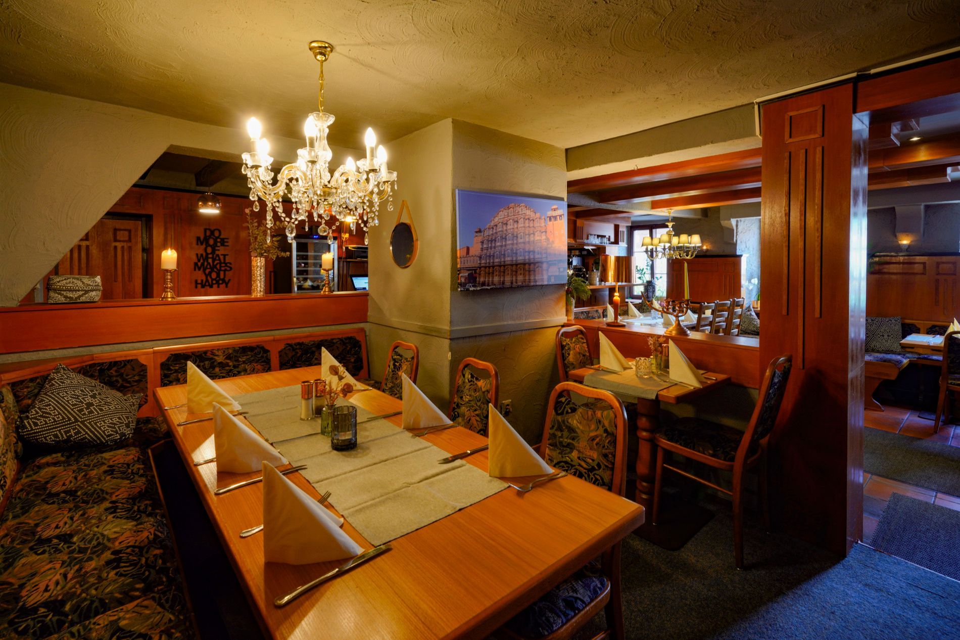 Ein Restaurant mit Tischen und Stühlen und einem Kronleuchter