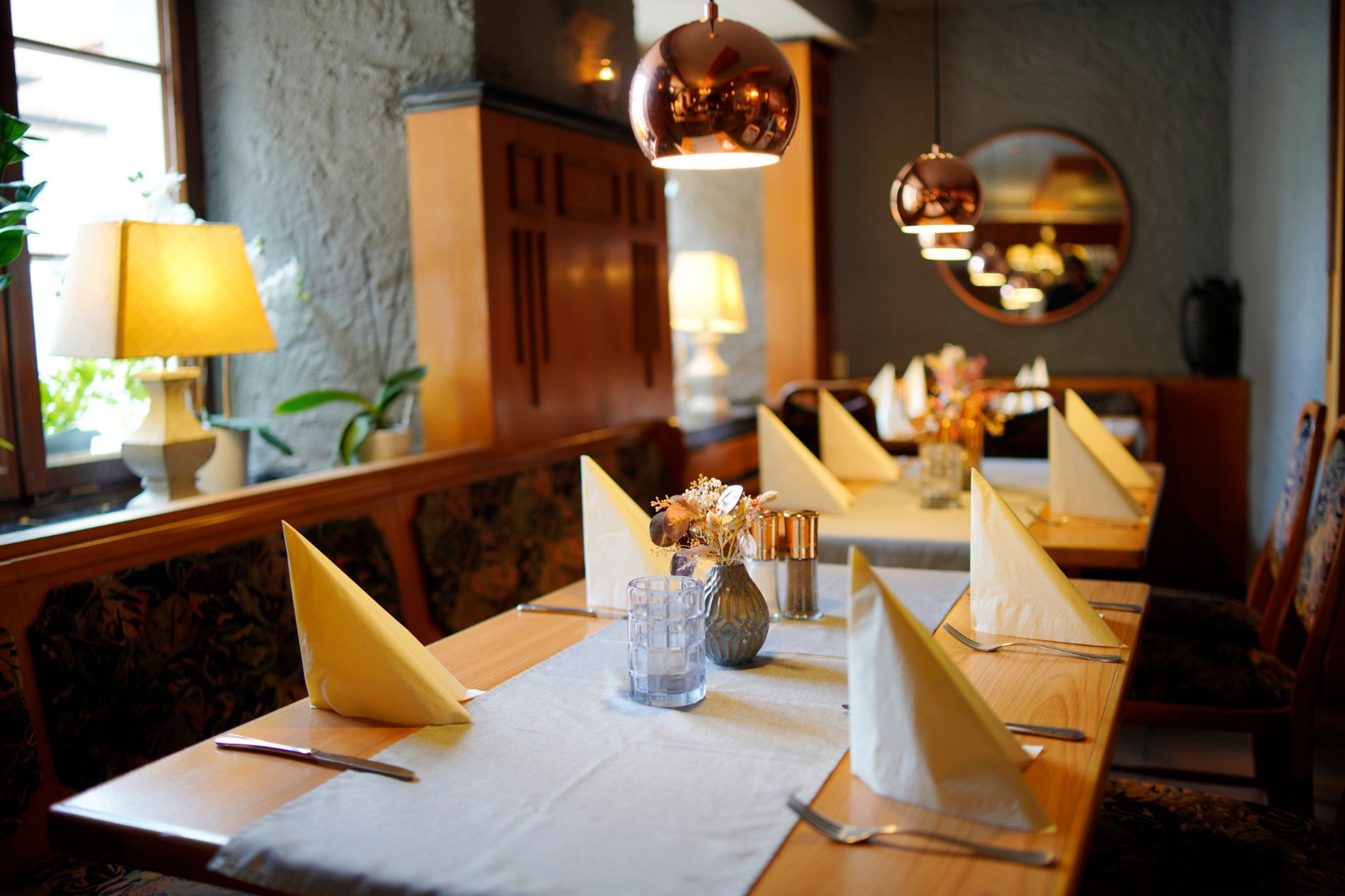 Restaurant Schuhbäck mit Tischen und Stühlen für eine Mahlzeit