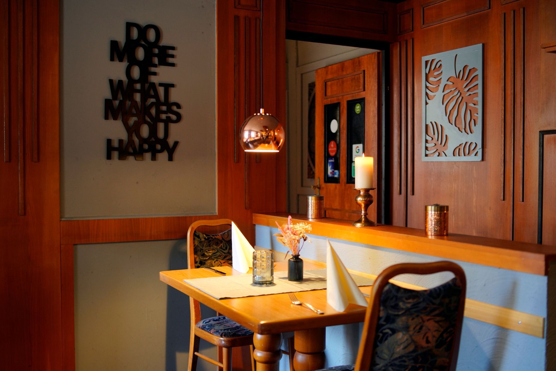Ein Restaurant mit einem Schild, auf dem steht: „Tu mehr von dem, was dich glücklich macht“