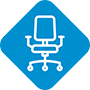 Un icono de silla de oficina en un cuadrado azul sobre un fondo blanco.