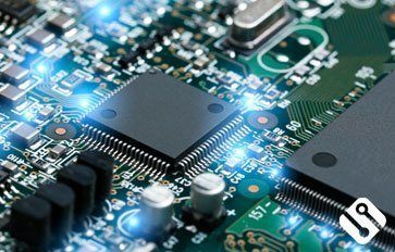 Un primer plano de una placa base de computadora con luces azules que salen de ella.