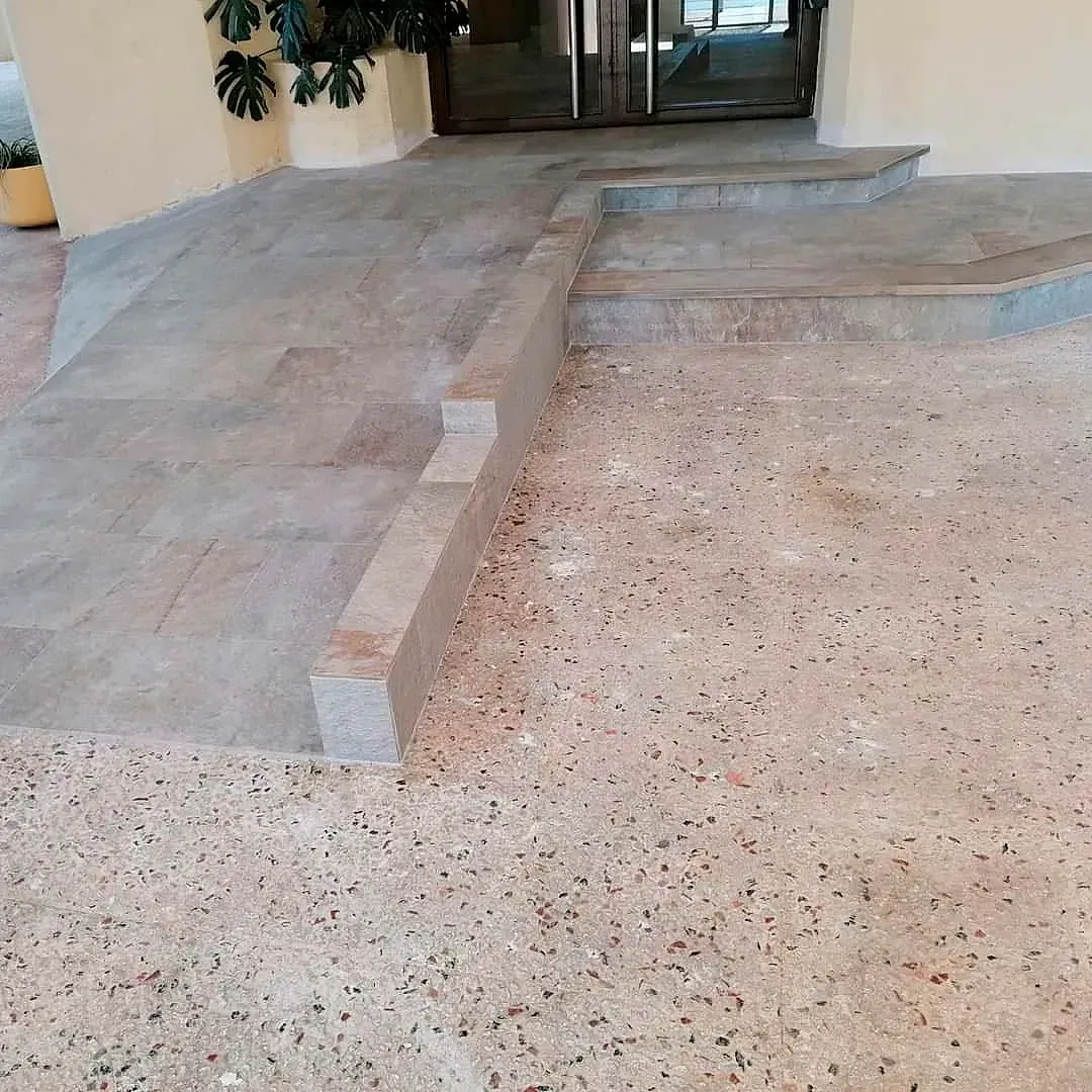 Una pasarela de hormigón con escaleras que conducen a un edificio.