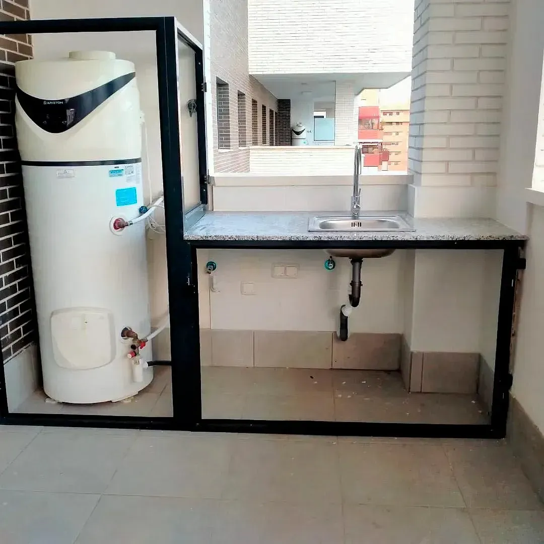 Una cocina con fregadero y calentador de agua